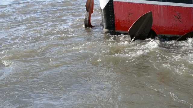 Binnenschiff  beim auslaufen