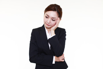 考え事をしているオフィスレディー