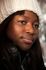 portrait jeune femme africaine avec Bonnet