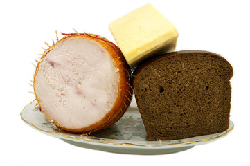 на тарелке мясо хлеб и сыр
