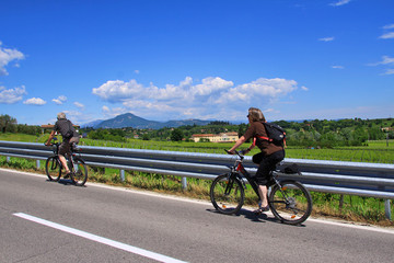 Anziani cicloturisti a Col&agrave; di Lazise