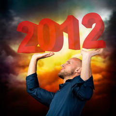 Mann wird von 2012-Schriftzug erdrückt