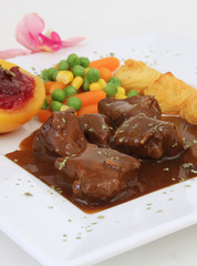 Wildschweinragout mit Gemüse und Kroketten