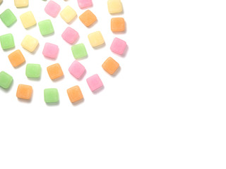 白背景に並んだキャンディ
