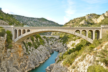Fototapeta na wymiar Diabelski Most w południowej Francji