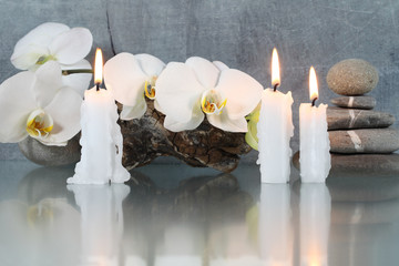 Stilleben, Orchideenblüten mit Kerzen