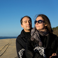 couple en promenade au bord de la mer