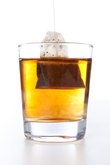 Glas Tee mit Teebeutel