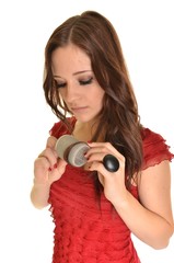 Obraz premium Portrait de belle jeune fille faisant coiffure