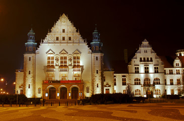 Fasada auli uniwersytetu w Poznaniu nocą