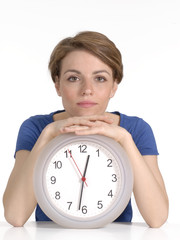 Joven mujer sosteniendo un reloj.