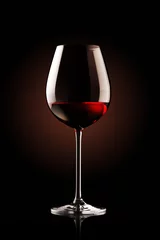 Selbstklebende Fototapete Wein Re Weinglas auf schwarzem Hintergrund