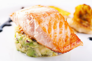 Lachsfilet gebraten mit avocado Tartare