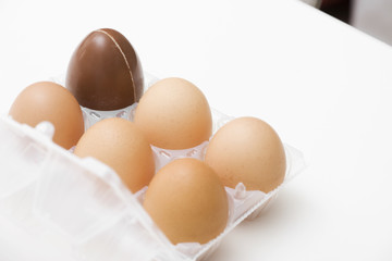Uova di cioccolato e uova intere Pasqua
