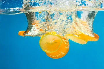 Photo sur Plexiglas Éclaboussures deau ÉCLABOUSSURES DANS L& 39 EAU Orange