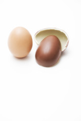 Uovo fresco e uova pasquale