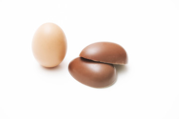 Uovo fresco e uova pasquale