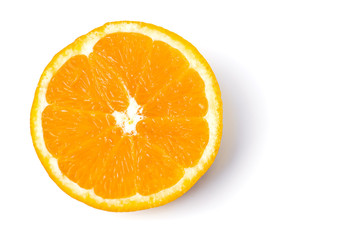 arancia tagliata su sfondo bianco