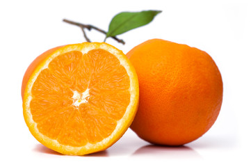 Fototapeta na wymiar Grupa pomarańczy na białym tle