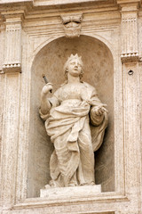 statue d'une femme à Rome