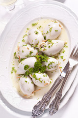 TIntenfisch gefüllt ind Weissweinsauce