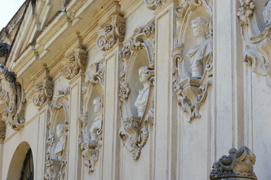 sculpture sur le Pigeonnier de la Villa Borghese &agrave; Rome