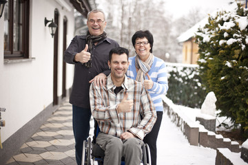 glückliche Familie mit Handicap
