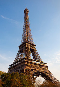 Tour Eiffel et ciel bleu