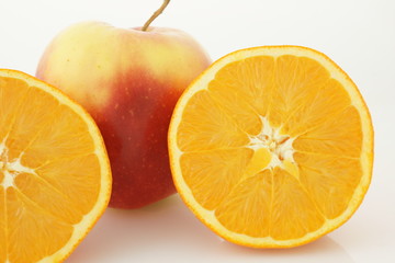 pomarańcze i jabłko