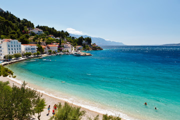 Fototapeta na wymiar Deep Blue Sea z przejrzystą wodą i pięknej plaży w Croa
