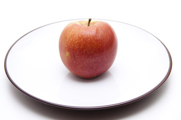 Roter Apfel auf Teller