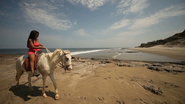 Frau reitet am Strand