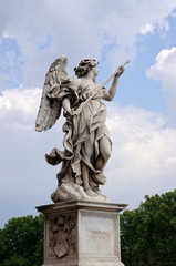 Fototapeta premium Statue sur le pont Saint-Ange à Rome