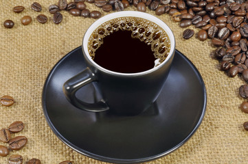 Obraz na płótnie Canvas Coffee beans and black cup