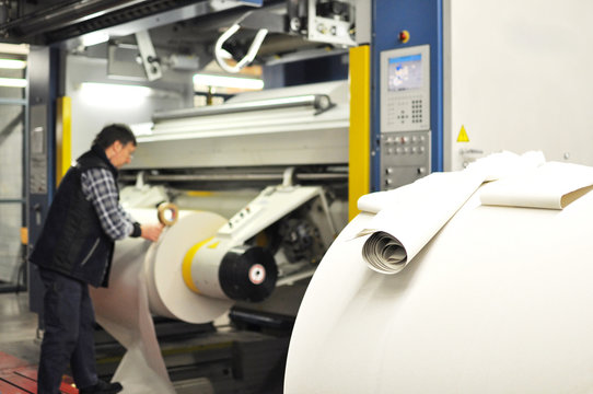 Arbeiter in Druckerei // workers in printing company