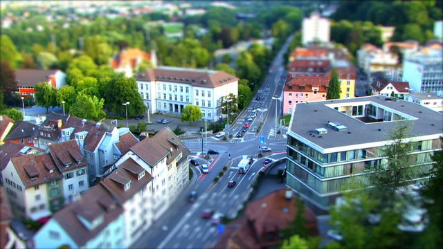 Verkehr auf einer Strasse im Zeitraffer