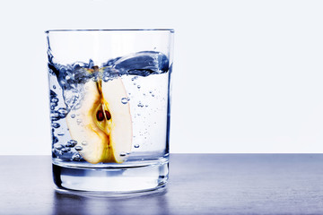 Apfel im Wasserglas
