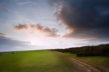 Fototapeta na wymiar Ścieżka krajobraz wsi prowadzi przez pola w kierunku dramat
