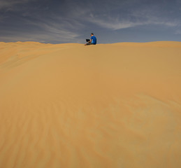 Fototapeta na wymiar Business Man na pustyni