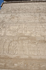 Fototapeta na wymiar Rze¼by hieroglify na starożytnej egipskiej świątyni ścianie
