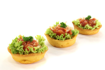frische Maiskörbchen mit Tomatensalsa