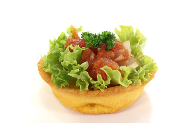 geröstete Maiskörbchen mit Tomatensalsa