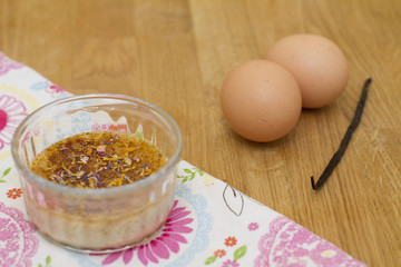 crème brûlée à la vanille et aux fleurs
