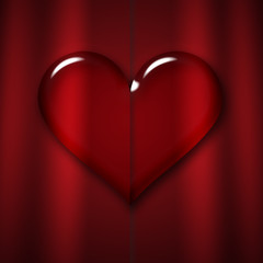 Szklane serce na tle czerwonej kotary © deuter DLM