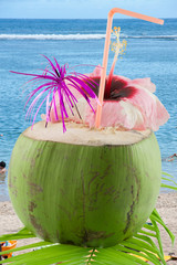 eau de coco sous les tropiques