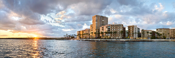 Atardecer en la ciudad de Torrevieja