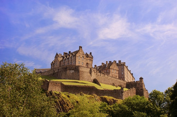 Fototapeta premium Edinburgh Castle on a warm sunny day