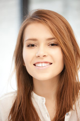 Naklejka premium happy and smiling woman