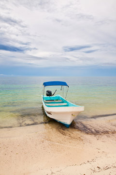Barco numa praia em sian kaan