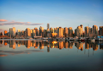 Fototapeta na wymiar Vancouver skyline o zachodzie słońca